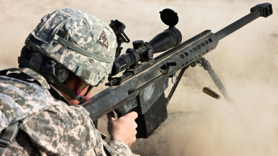 Protimateriálová puška Barrett M82 v akci (ilustrační fotka)